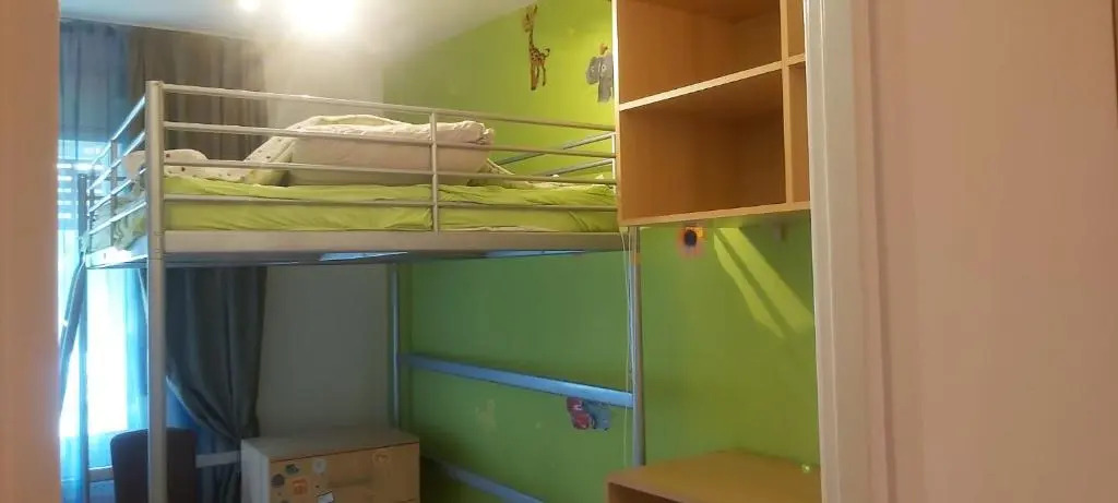 Family 4 rooms apartment in house with garden