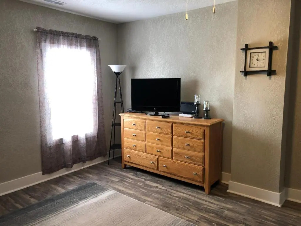 Spacious Rustic Downtown Market St 1 Bedroom Apt, Sleeps Up to 5, Steps to Honeywell & Eagles Theatre