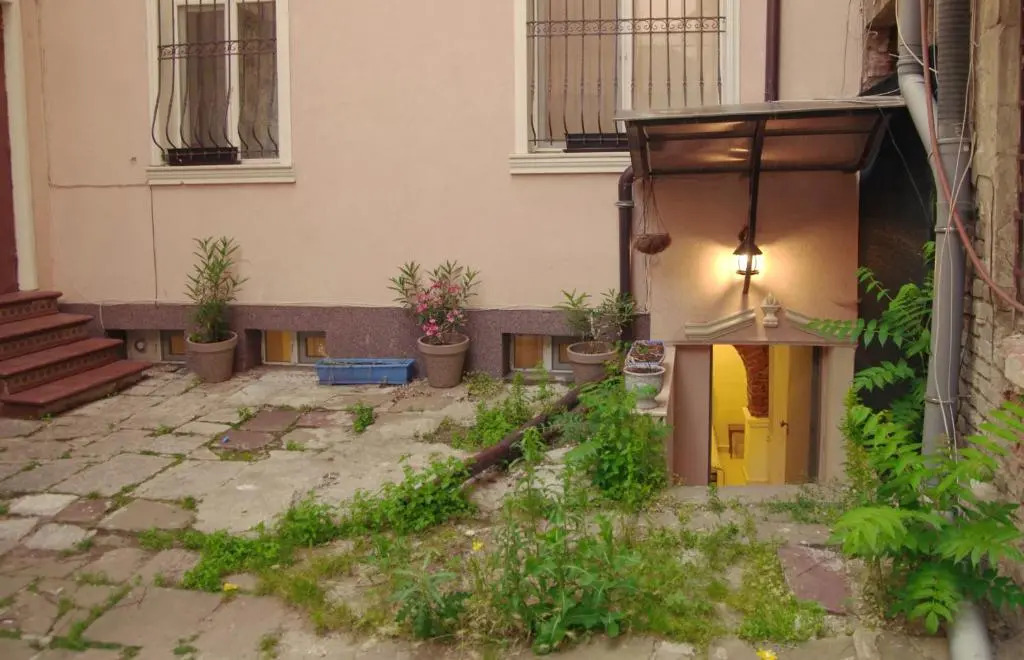 Top Center Detached Apartment Studio