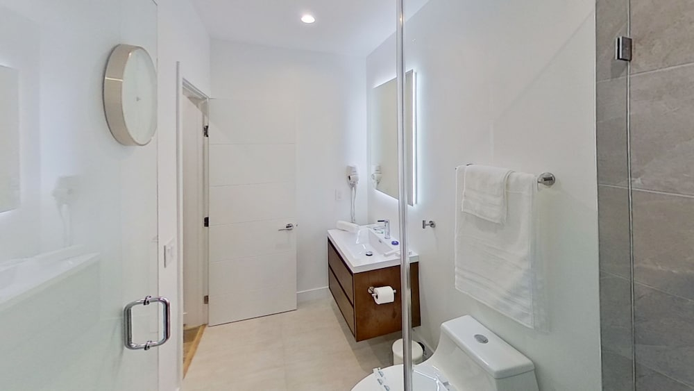 Toluca Lake Modern 1BR Fully Renovated Remodeled in 2023 w Ev-charger p70