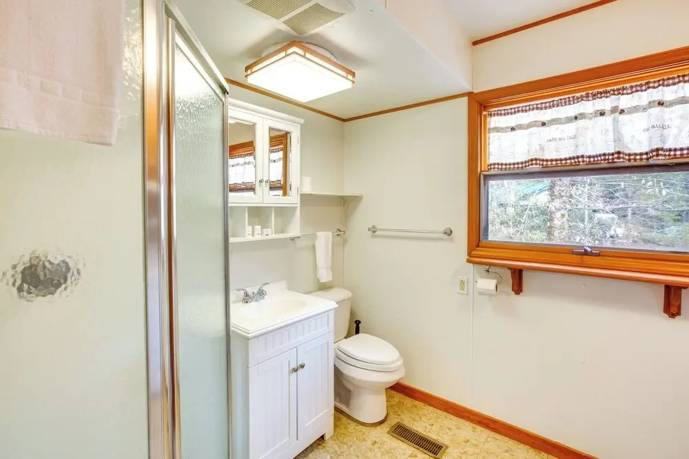 Dog-friendly Newland Cabin w/ Deck + Lake Access!