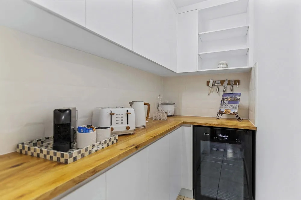 Rainforest Reef Retreat - Esplanade Ground-floor Apartment