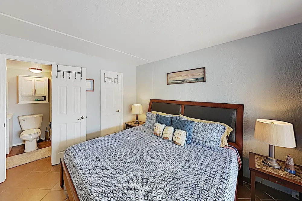 Landfall Tower W/ Balcony, Pool & Boat Slips 1 Bedroom Condo