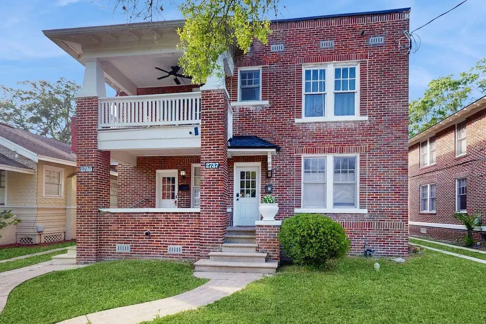 Spacious Duplex With Private Balcony, Washer & Dryer, and Wifi