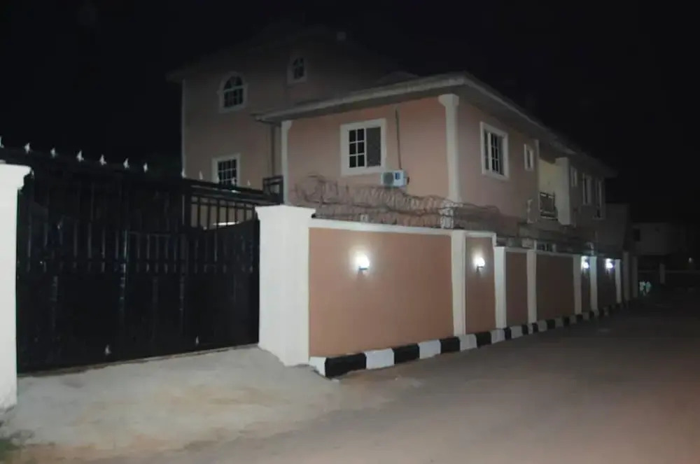6 Bedroom Serviced Apartments In House in Benin