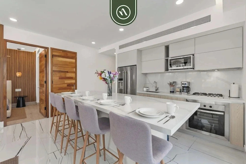 Luxury 2 BR Condo With Dream Pools - Beach - Art
