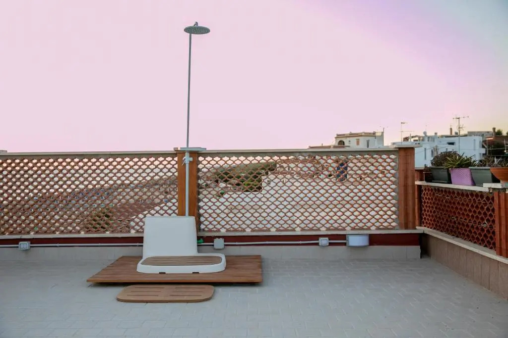 Nuovo Appartamento sulla spiaggia con larga terrazza di 70 mq e posto auto privato