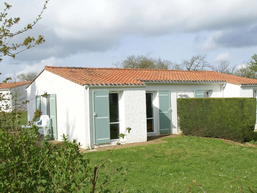Semi-detached Bungalow With Microwave, in the Great Vendée