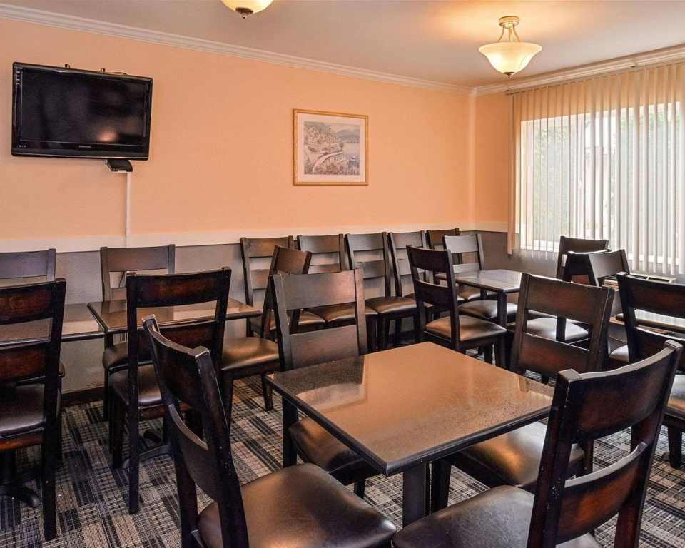 Отель Clarion Pointe