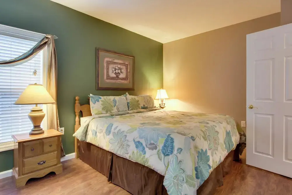 Parkway Condo ~ Walk to Island in Pigeon Forge!