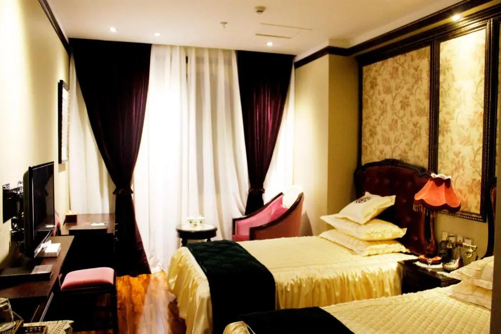 Chongqing 30 Years Romantic Classic Hotel