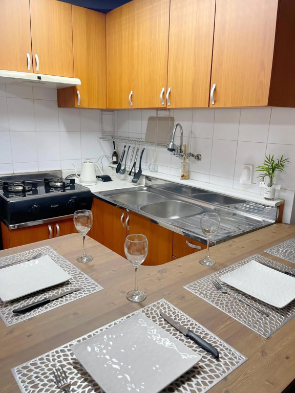 Newly renovated spacious 2 bedroom unit in HBC