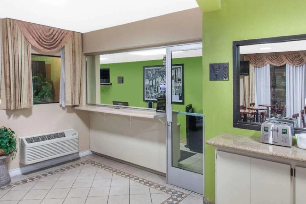 Super 8 by Wyndham Los Angeles/Alhambra
