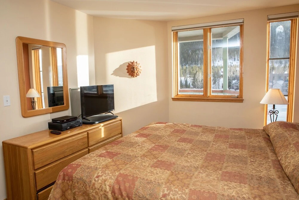 1538 Lakeshore 1 Bedroom Condo by RedAwning