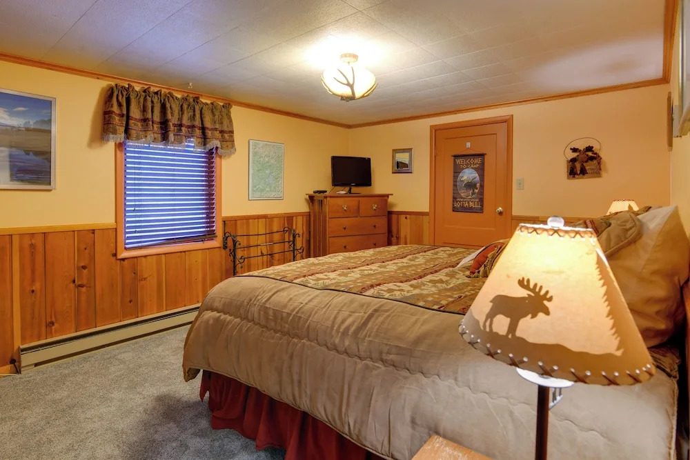 Gateway to Yellowstone! Cabin < 1 Mi to Natl Park
