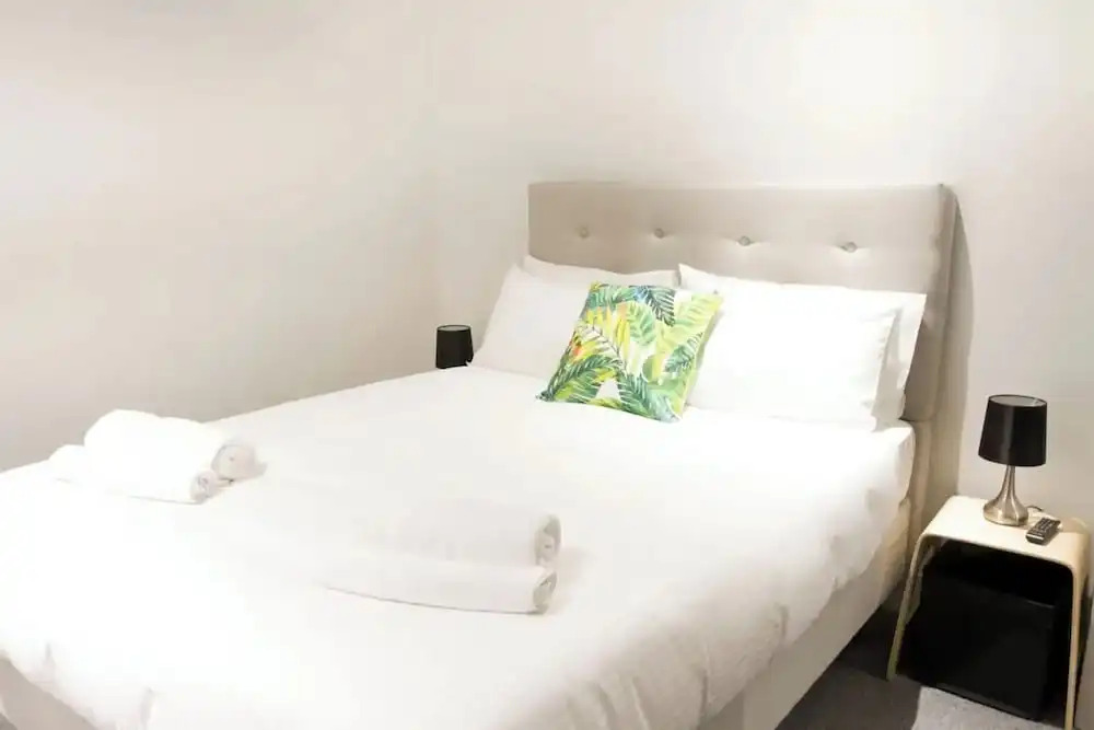 Modern + Spacious 2bd/2bath - Stunning City Views!