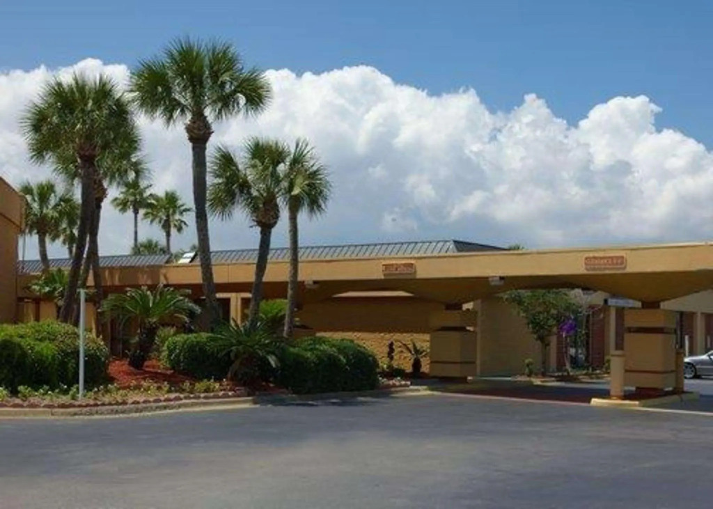 Quality Inn & Suites Gulf Breeze Bayside near Pensacola Beach