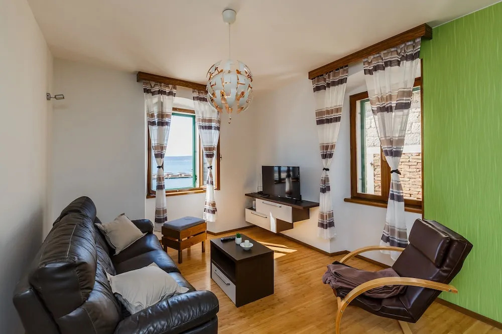 Seafront Spacious Apt, 120 m2 Size, in the Center