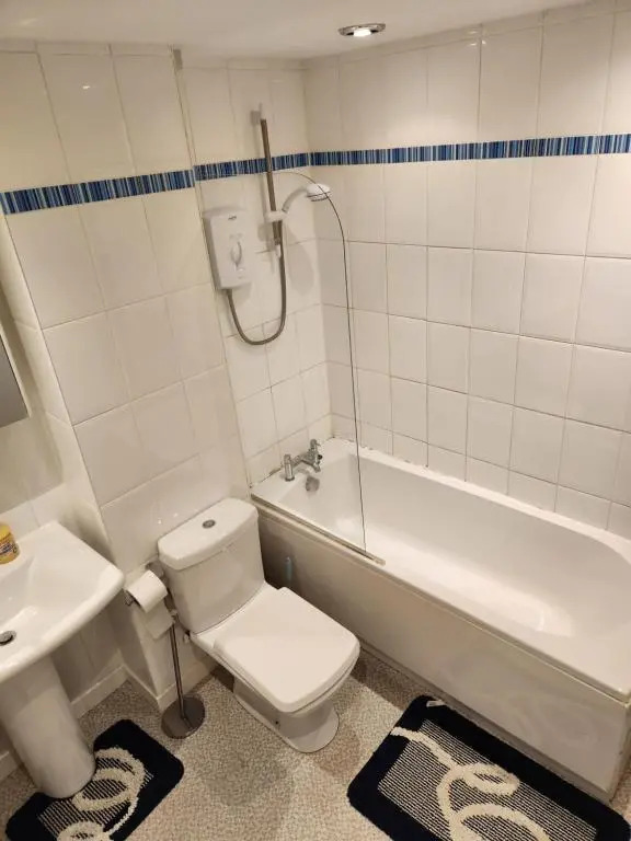 3 BEDROOM SERVICED APPARTMENT CENTRAL LOCATION SEA SIDE TOWn