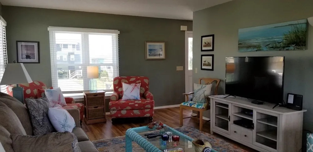 Tailslide Inn 4 Bedroom Home by RedAwning