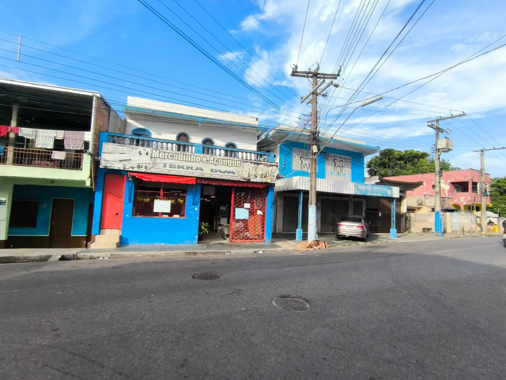 Casa grande em área central, bem iluminada e vent.