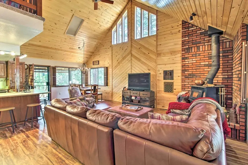 Rustic, Forest-view Retreat in Heber-overgaard!