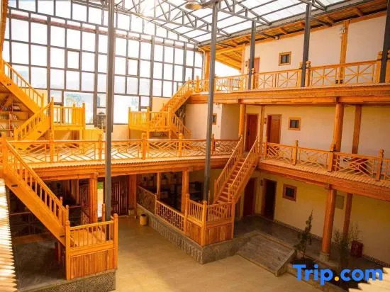Renqing Cimu Mei Court