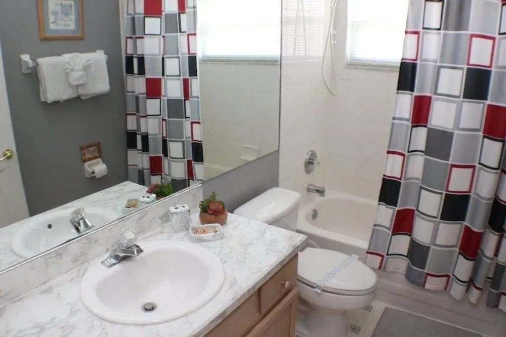 Sun Kissed Delight! Lovely Pool & Spa! 4 Bedroom Home by RedAwning