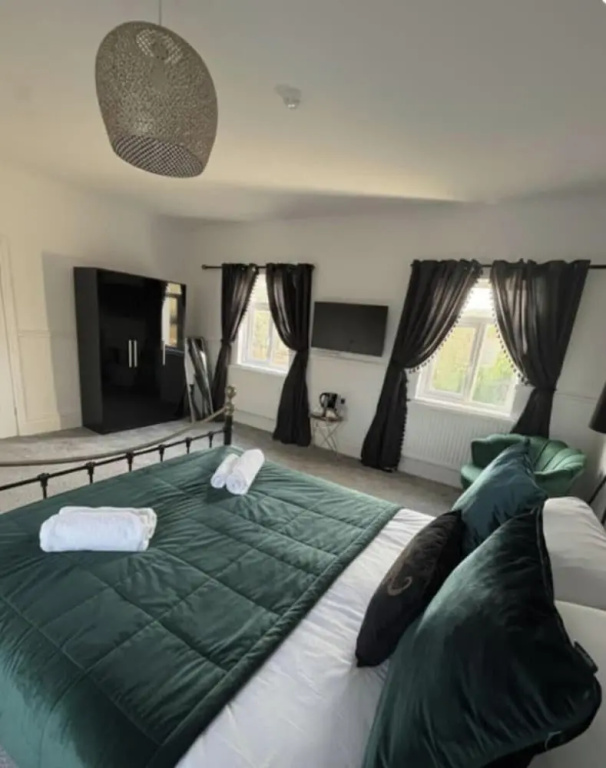 Room 1 Manor Park Country House in Swansea
