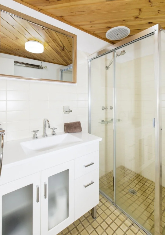 Avalanche 6 - Sophisticated style & modern comfort with a central loca