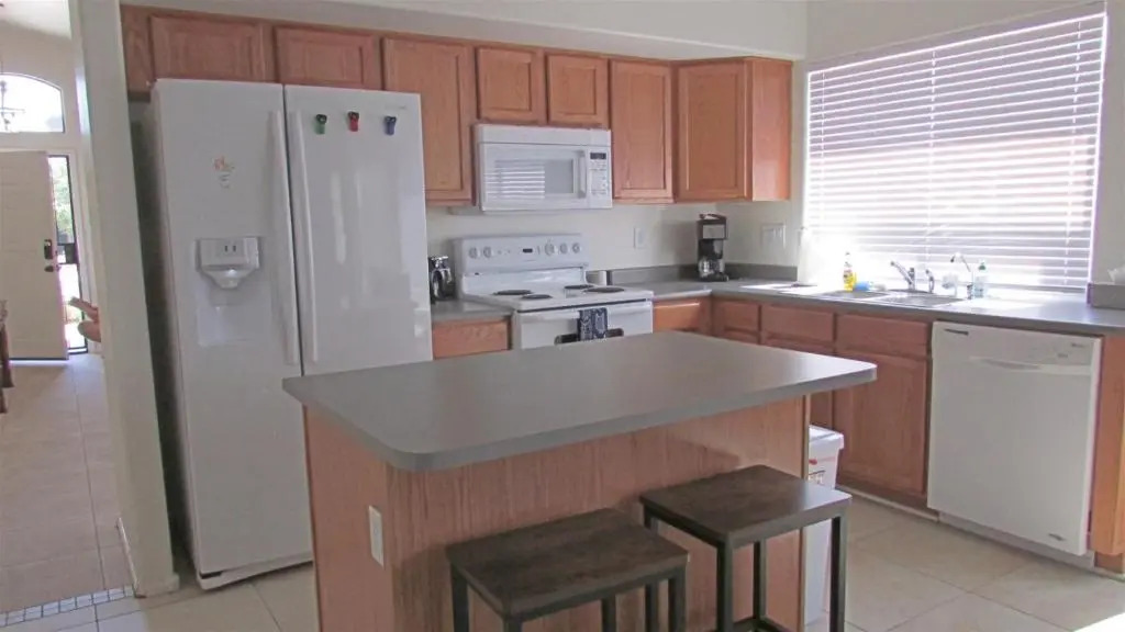 Cozy house near I-10 with pool heater, hot tub, BBQ