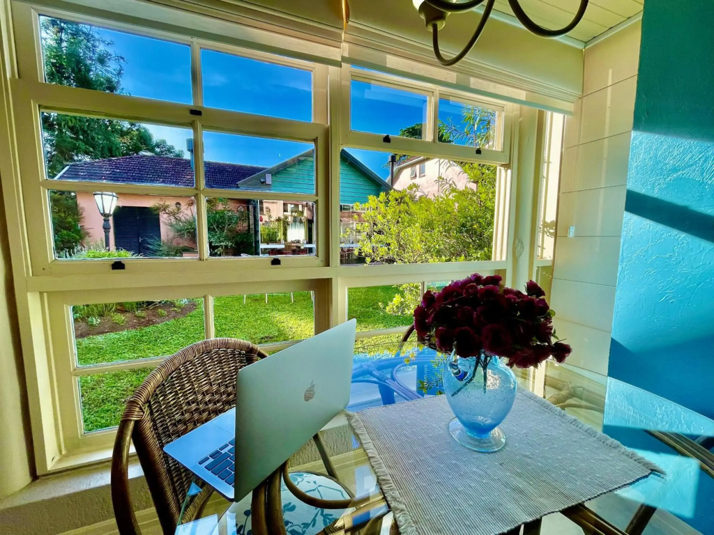 Apartamento Belo Jardim! Com LAREIRA 500 metros do LAGONEGRO, VISTA para Jardim em CONDOMINIO FECHAD0 com GARAGEM e Wi-Fi e PETFRIENDLY