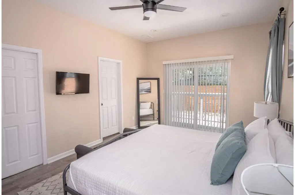Beautiful Fenced 3BR 2BA Near Exciting Downtown