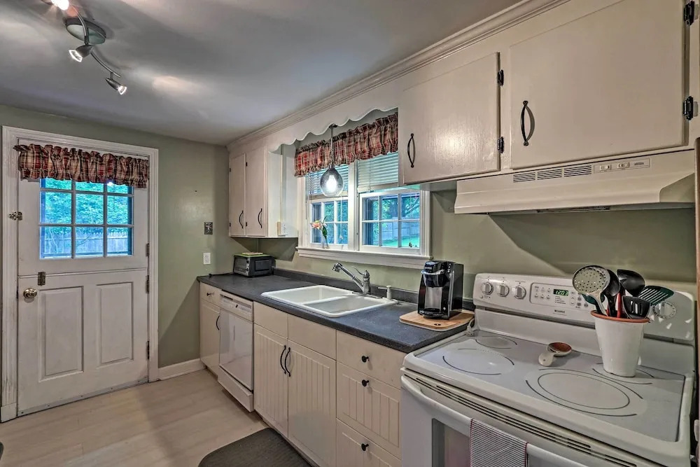 Historic Essex Home w/ Large Yard Near Downtown