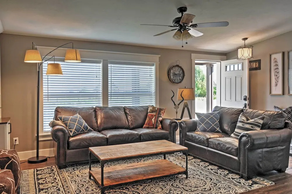 Rustic Chic Home: 10 Mi to Otter Creek State Park!