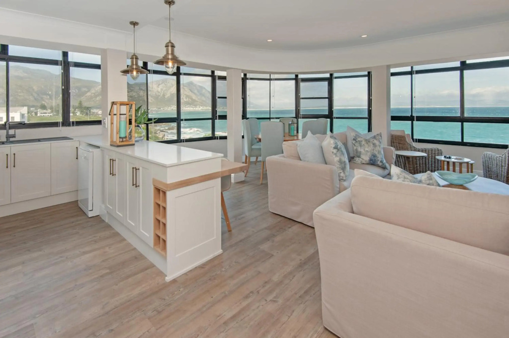 The Sun,Whales and Waves seafront apartment