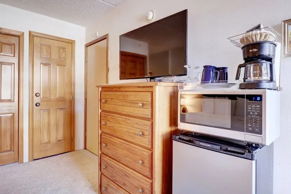 Perfectly Located Hotel Room, Steps to American Eagle chair - Ski-In Ski-Out Property - MP518H by RedAwning