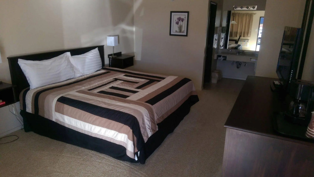 Four Winds Motel & RV Park