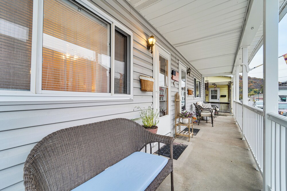 Grill, Dine & Relax Outside: Home in Tyrone!