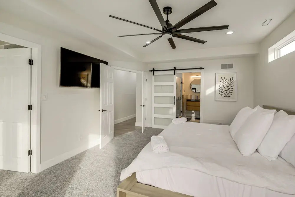 Home Theater + Rooftop Deck! Fountain Sq Stunner