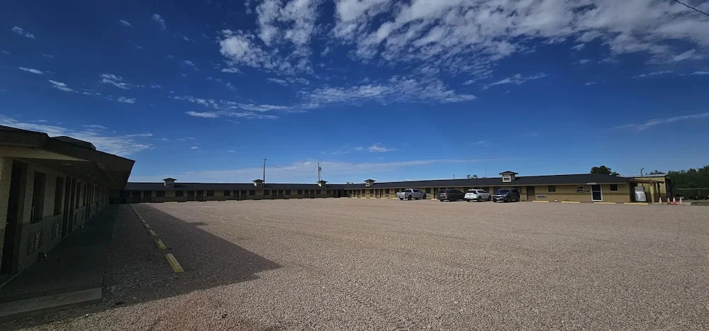 Deluxe Inn Motel