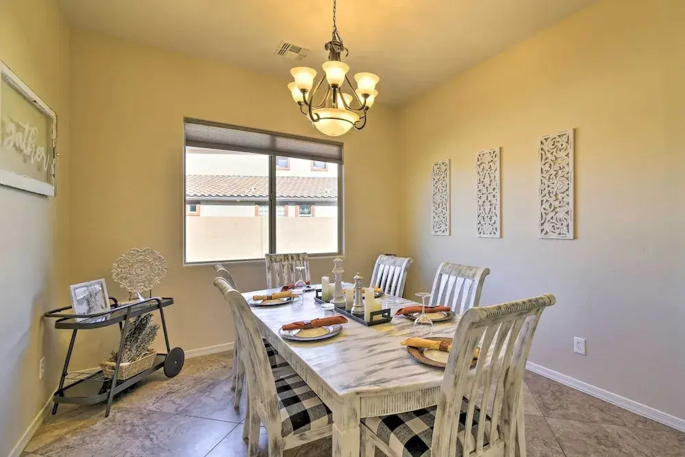 Pool, Fire Pit & Putting Green: Goodyear Retreat!