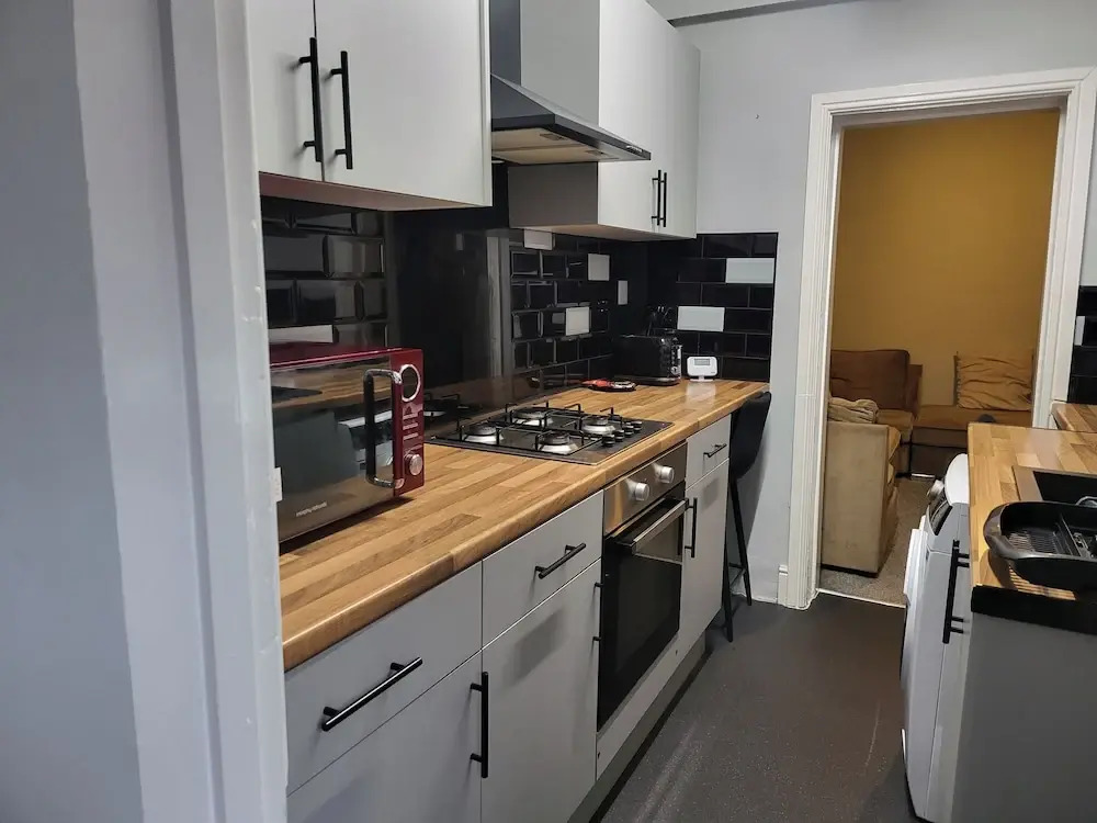 Apartment - Sleeps 5 - Great Location - Parking