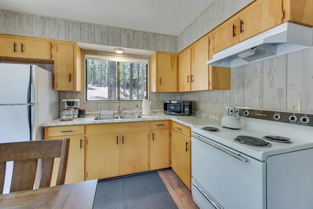 Covered Deck & Grill: Cozy Greer Hideaway!