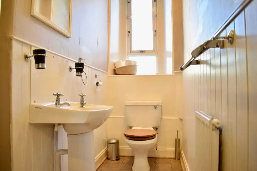 2 Bedroom Traditional Edinburgh Flat