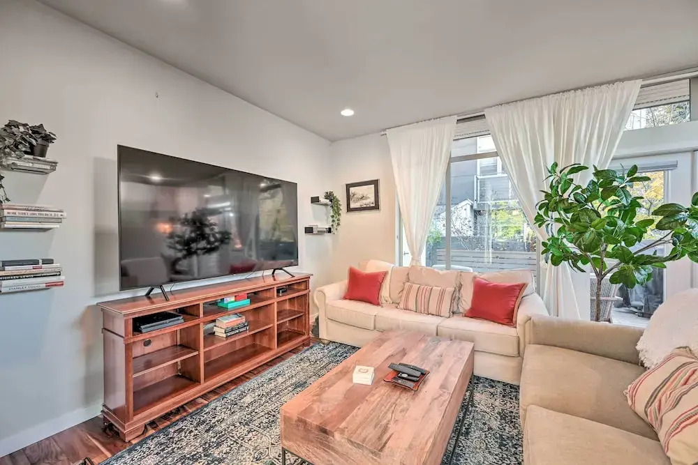 Sleek Seattle Home w/ Rooftop Patio & Views!