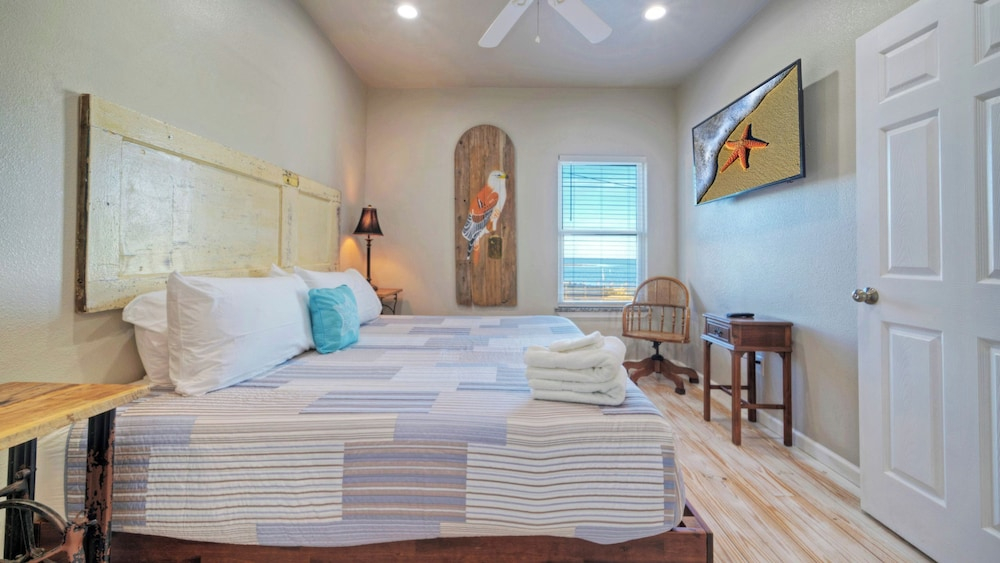 Sleeps 24, 3 Homes Bayfront Pool, Boat Dock, Views Laguna Village Hideaway