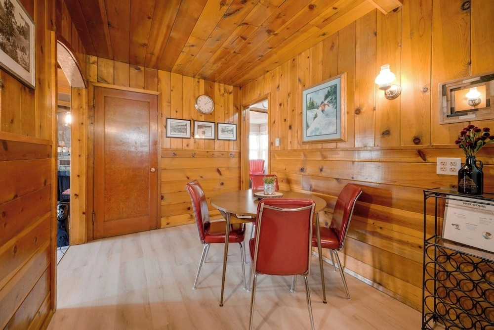 Great for Families! Woodsy Truckee Haven w/ Deck