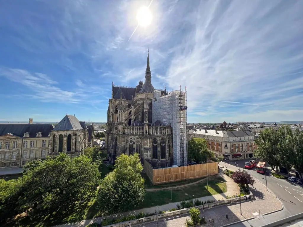 Les Suites 7 Anges - Vue Cathédrale, Parking & Centre Historique Reims