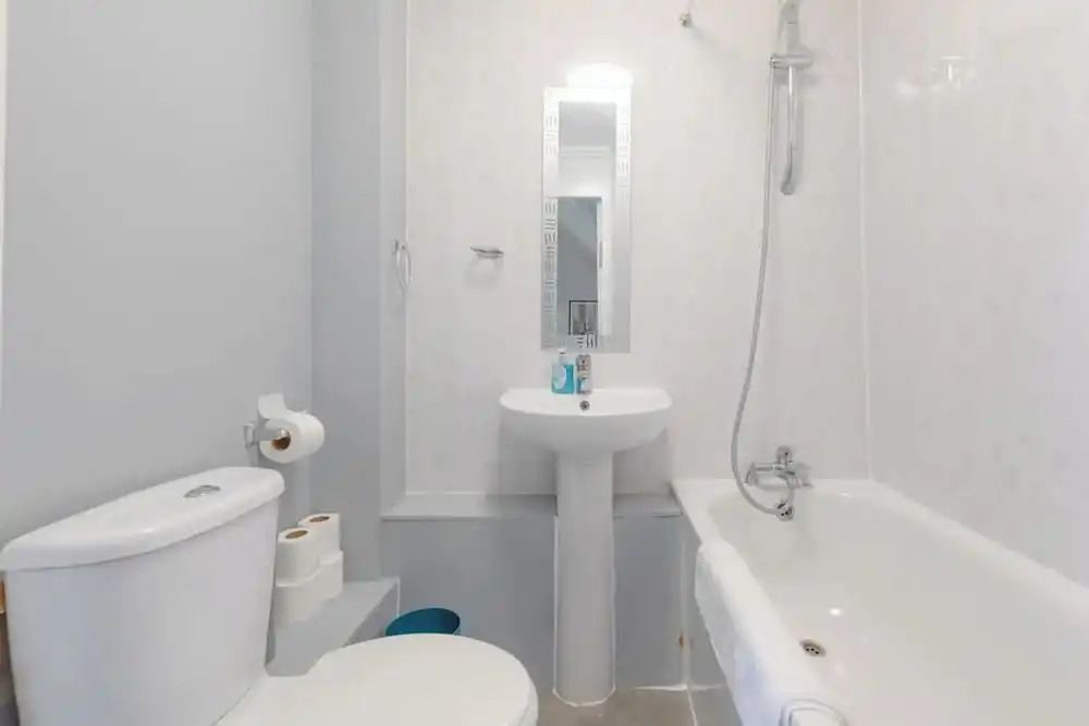 Lovely 4 Bed House w Garden, 1 Stop to Waterloo